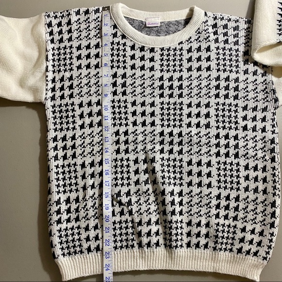 Vintage 90’s Frederick's of Hollywood Houndstooth Black & Cream Knit Sweater - Picture 8 of 8